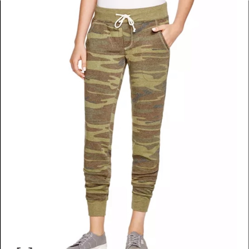Alternative women’s camouflage joggers size xs